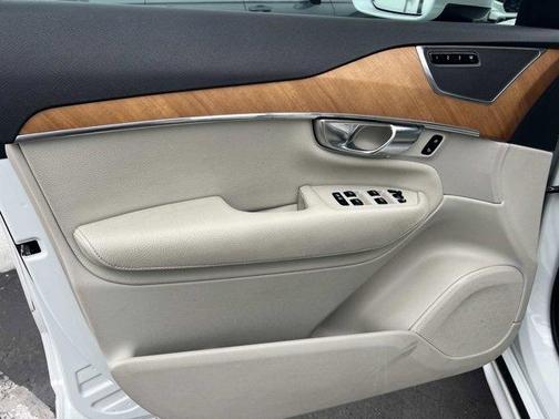 Crystal White 2021 Volvo XC90 Recharge Plug-In Hybrid T8 Inscription Expression 7 Passenger