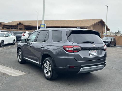 Modern Steel Metallic 2023 Honda Pilot EX-L 8-Passenger