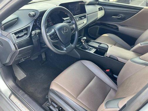 2022 Lexus ES 300h Base