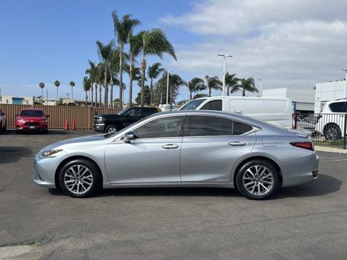 2022 Lexus ES 300h Base