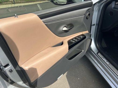 2022 Lexus ES 300h Base