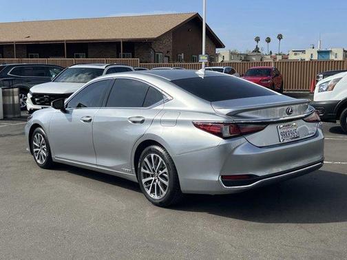 2022 Lexus ES 300h Base