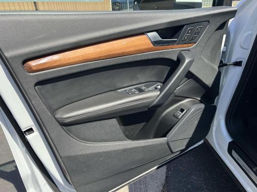 Glacier White Metallic 2022 Audi Q5 45 S line Premium Plus