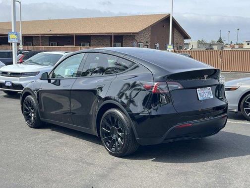 Black 2022 Tesla Model Y Long Range