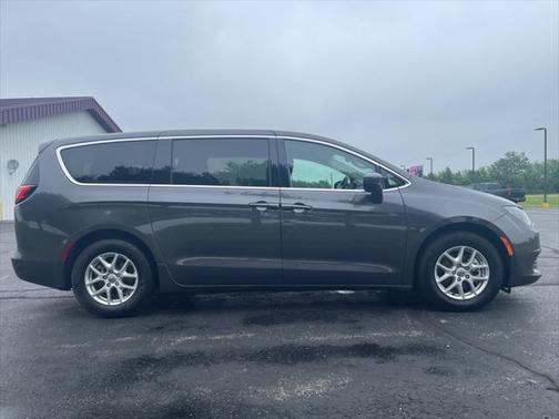 2022 Chrysler Voyager LX