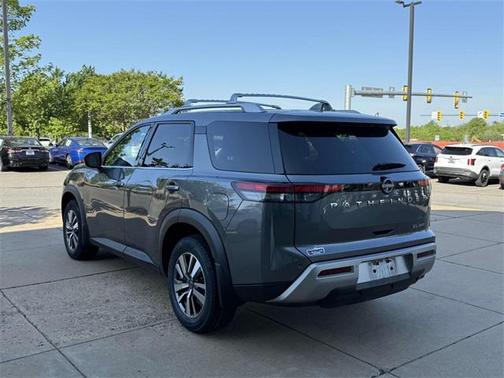 2022 Nissan Pathfinder SL 4WD