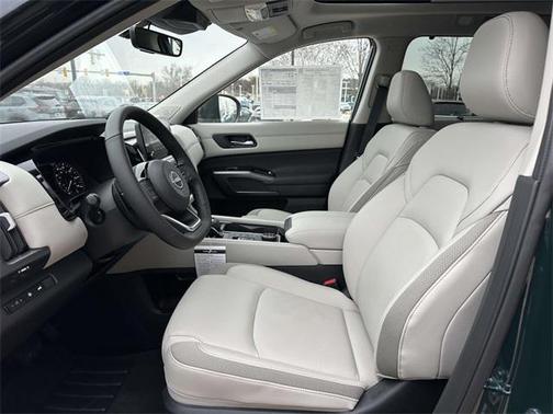 2025 Nissan Pathfinder SL 4WD