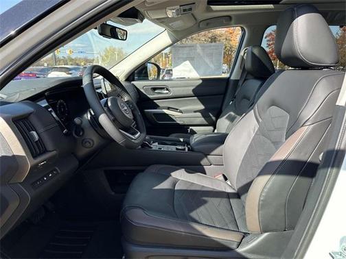 2025 Nissan Pathfinder Platinum 4WD