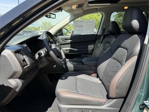 2025 Nissan Pathfinder Platinum 4WD