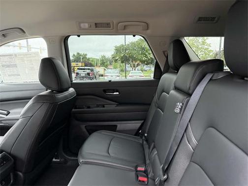 2025 Nissan Pathfinder SL 4WD