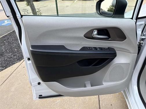 2020 Chrysler Voyager LXI