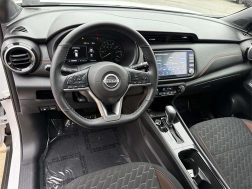 2022 Nissan Kicks SR