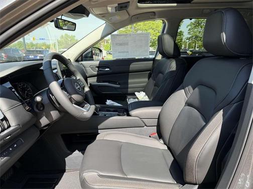 2025 Nissan Pathfinder SL 4WD