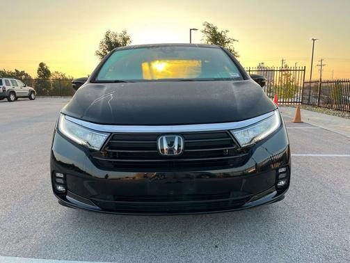 Crystal Black Pearl 2022 Honda Odyssey