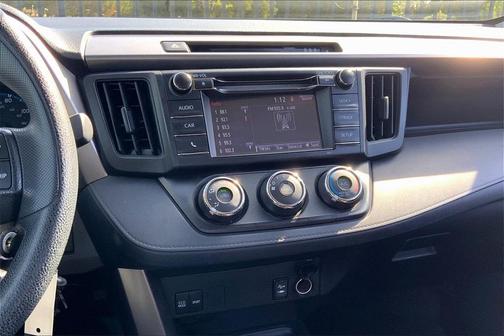 Photo 5 of 33 of 2018 Toyota RAV4 LE
