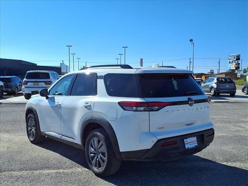 2025 Nissan Pathfinder SV