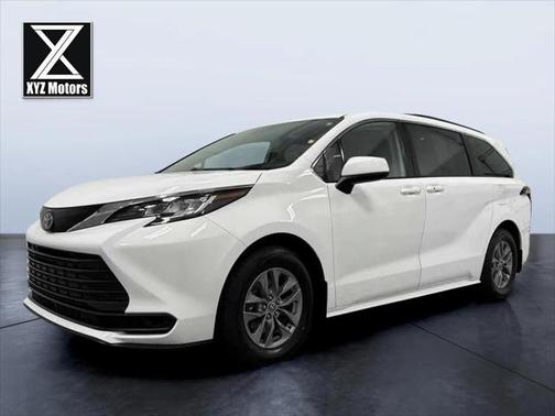 2022 Toyota Sienna LE