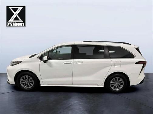 2022 Toyota Sienna LE