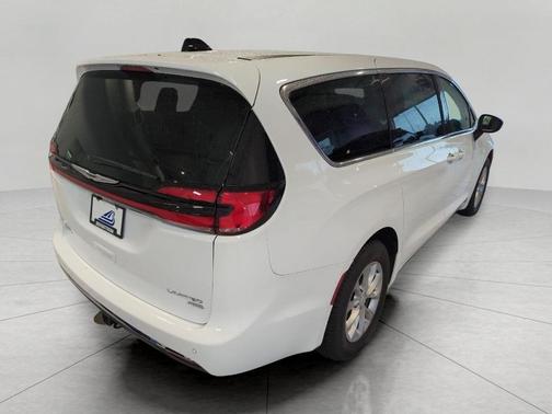 Bright White Clearcoat 2026 Chrysler Pacifica Limited