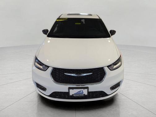 Bright White Clearcoat 2026 Chrysler Pacifica Limited