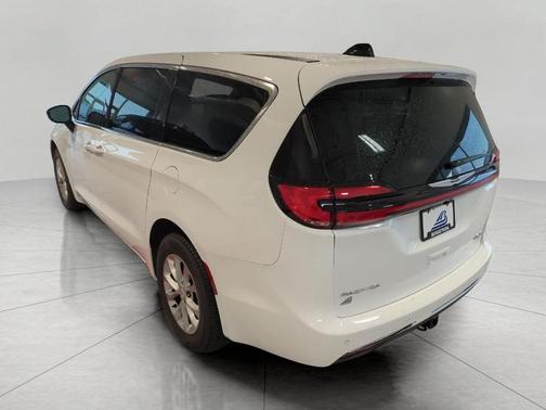 Bright White Clearcoat 2026 Chrysler Pacifica Limited