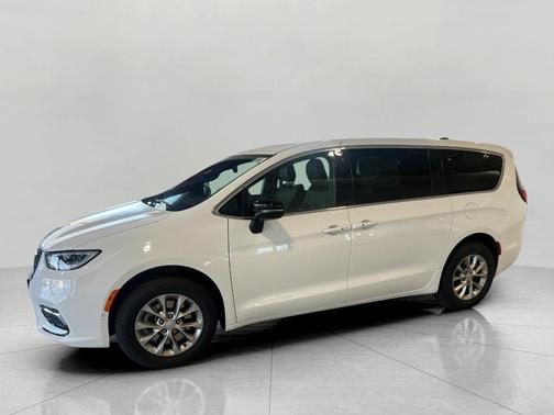 Bright White Clearcoat 2026 Chrysler Pacifica Limited