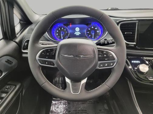 Diamond Black Crystal Pearlcoat 2026 Chrysler Pacifica Limited