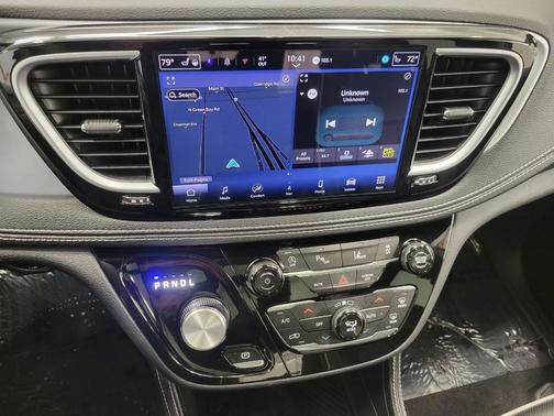 Diamond Black Crystal Pearlcoat 2026 Chrysler Pacifica Limited