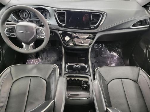 Diamond Black Crystal Pearlcoat 2026 Chrysler Pacifica Limited