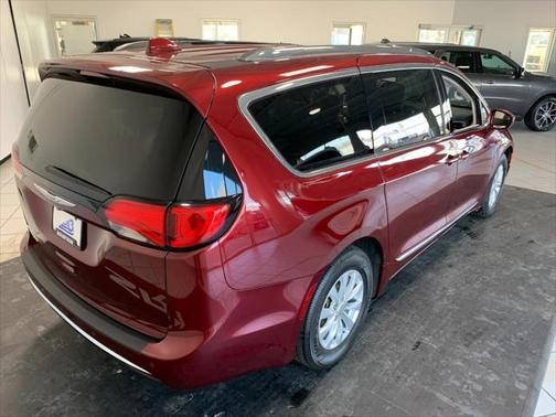 PRV VELVET RED PEARL COAT 2018 Chrysler Pacifica Touring-L