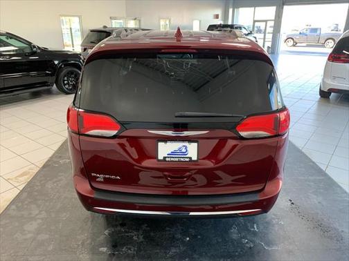 PRV VELVET RED PEARL COAT 2018 Chrysler Pacifica Touring-L