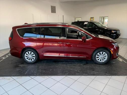 PRV VELVET RED PEARL COAT 2018 Chrysler Pacifica Touring-L