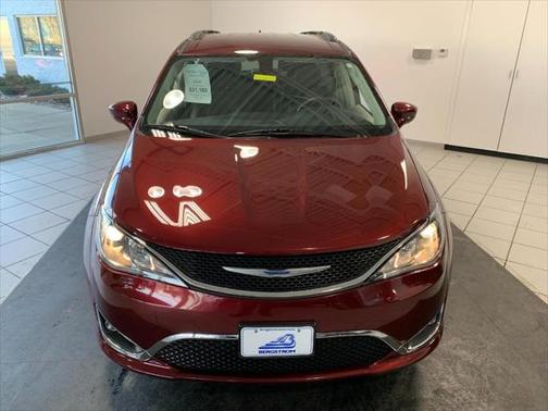 PRV VELVET RED PEARL COAT 2018 Chrysler Pacifica Touring-L