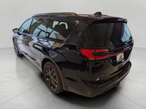 Diamond Black Crystal Pearlcoat 2026 Chrysler Pacifica Limited