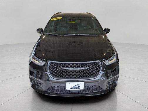 Diamond Black Crystal Pearlcoat 2026 Chrysler Pacifica Limited