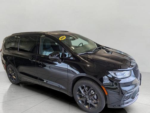 Diamond Black Crystal Pearlcoat 2026 Chrysler Pacifica Limited