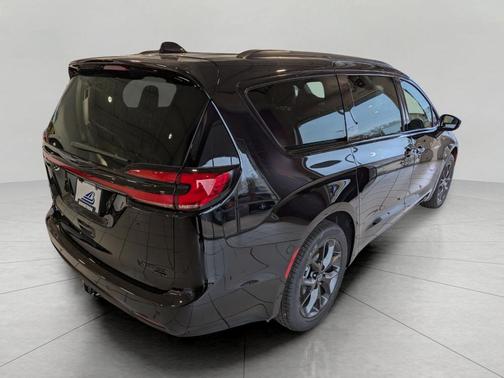 Diamond Black Crystal Pearlcoat 2026 Chrysler Pacifica Limited