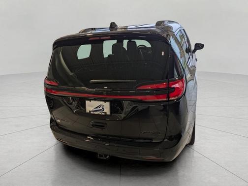 Diamond Black Crystal Pearlcoat 2026 Chrysler Pacifica Limited