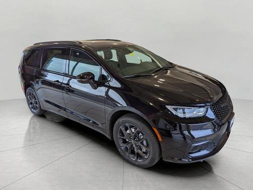 Diamond Black Crystal Pearlcoat 2026 Chrysler Pacifica Limited