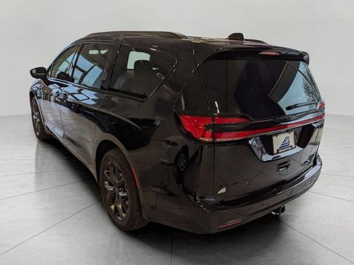 Diamond Black Crystal Pearlcoat 2026 Chrysler Pacifica Limited