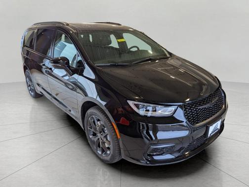 Diamond Black Crystal Pearlcoat 2026 Chrysler Pacifica Limited