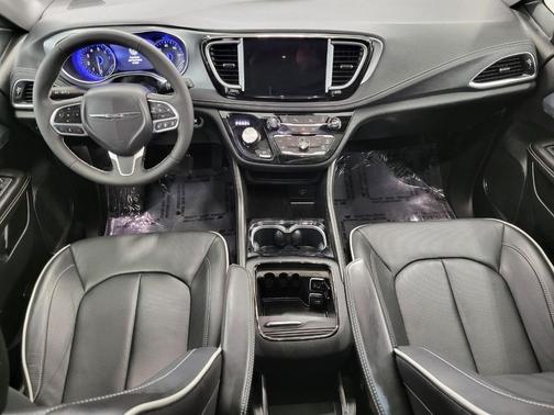Bright White Clearcoat 2026 Chrysler Pacifica Limited