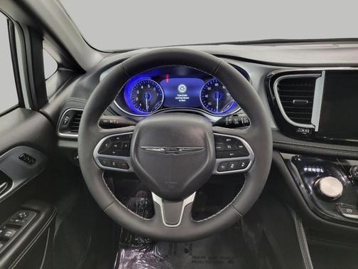 Bright White Clearcoat 2026 Chrysler Pacifica Limited