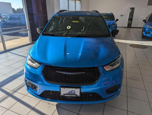 HYDRO BLUE 2026 Chrysler Pacifica L