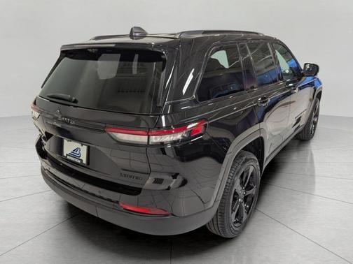 Diamond Black Crystal Pearlcoat 2025 Jeep Grand Cherokee Limited
