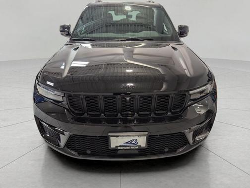 Diamond Black Crystal Pearlcoat 2025 Jeep Grand Cherokee Limited