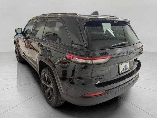 Diamond Black Crystal Pearlcoat 2025 Jeep Grand Cherokee Limited