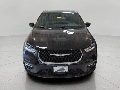 Diamond Black Crystal Pearlcoat 2026 Chrysler Pacifica L