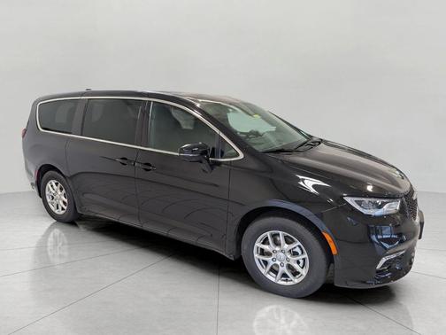 Diamond Black Crystal Pearlcoat 2026 Chrysler Pacifica L