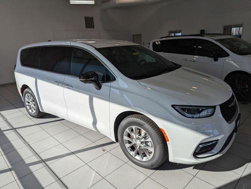 Bright White Clearcoat 2026 Chrysler Pacifica L
